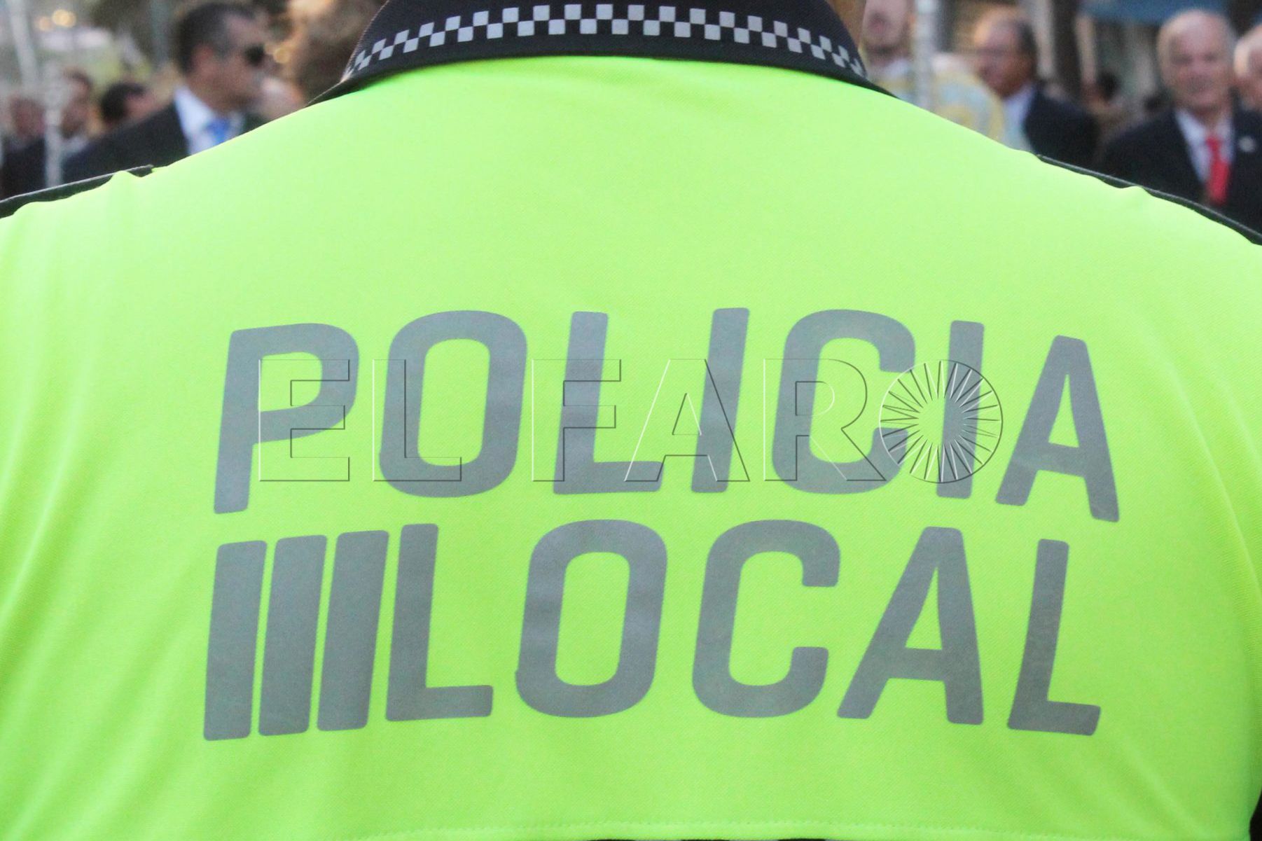 policia-local-agente-espaldas-scaled