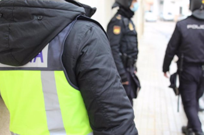 policia-nacional-espaldas