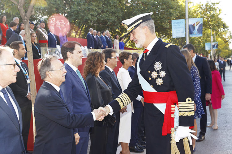 vivas-rey-desfile-fiesta-nacional