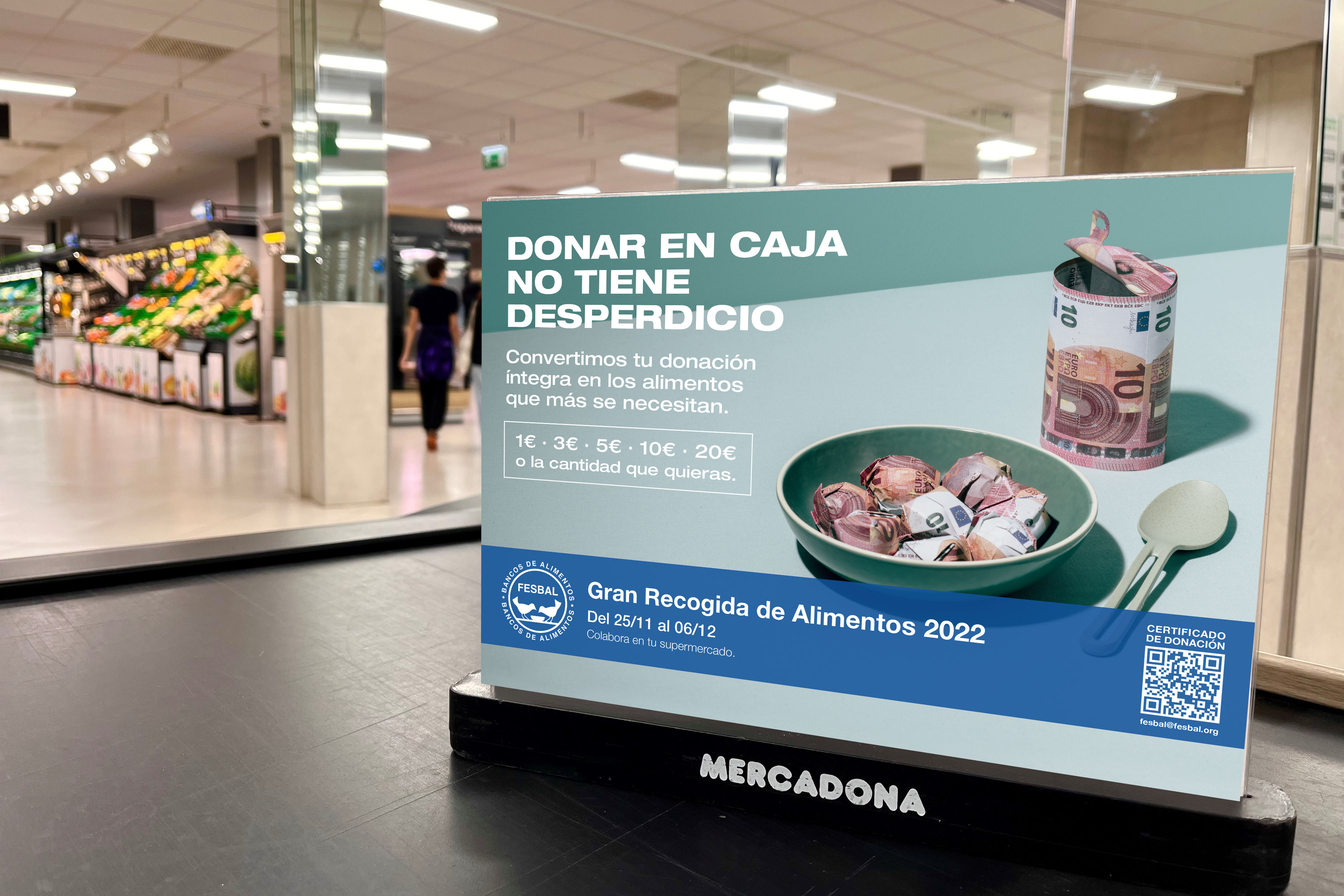 Donación en caja en la Gran Recogida de Alimentos en Mercadona