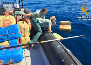 guardia-civil-hachis-flotando-droga