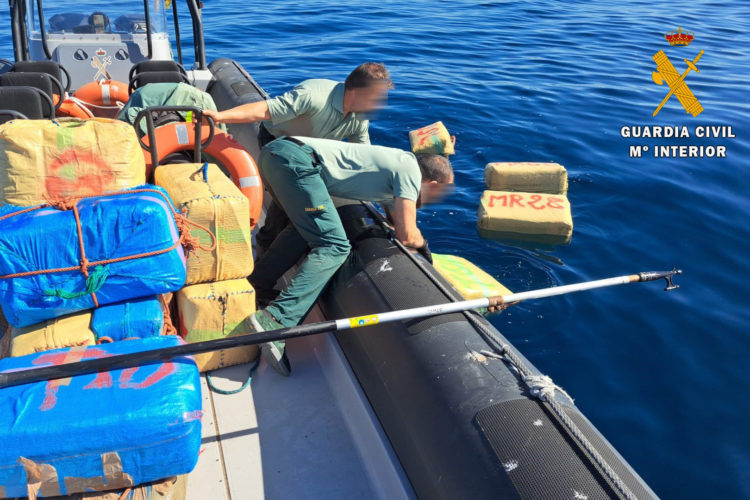 guardia-civil-hachis-flotando-droga