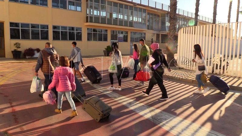 inmigrantes-familia-gatos-traslado-peninsula-004
