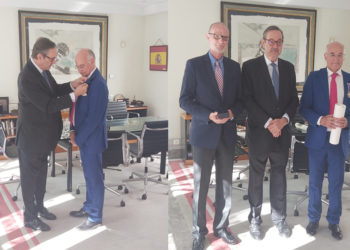 profesor-eduardo-hernandez-medalla-orden-merito-civil