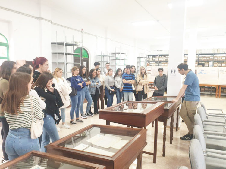 visita-alumnos-enfermeria-archivo-militar-ceuta-004