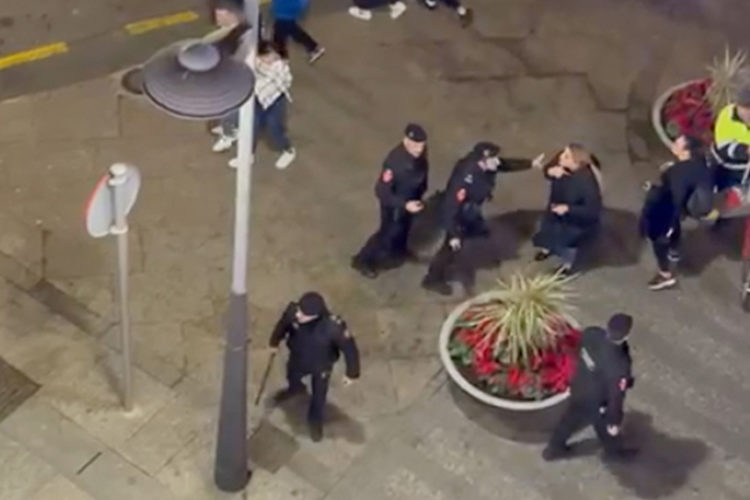 policia-local-mujeres-plaza-constitucion