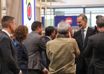 reyes-visitan-stand-fitur