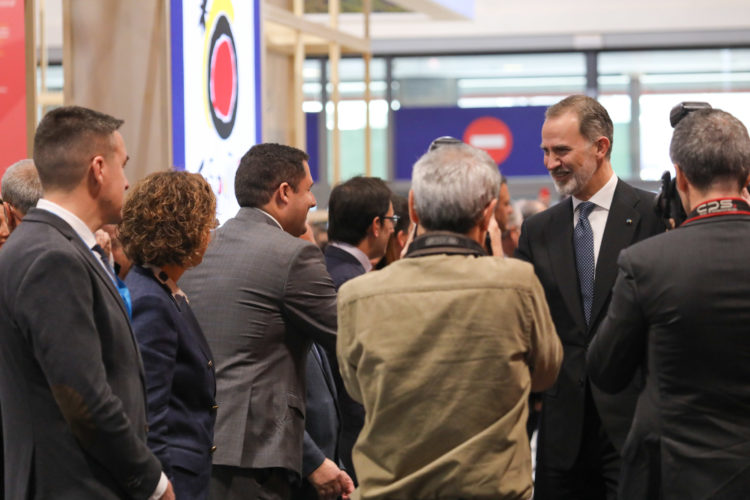 reyes-visitan-stand-fitur