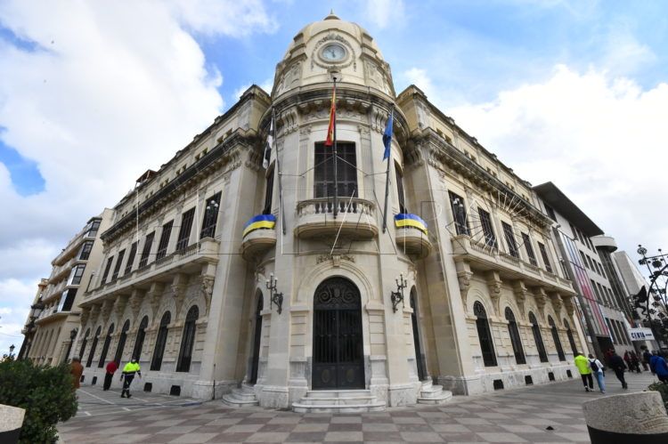 ayuntamiento-edificio-bandera-ucrania