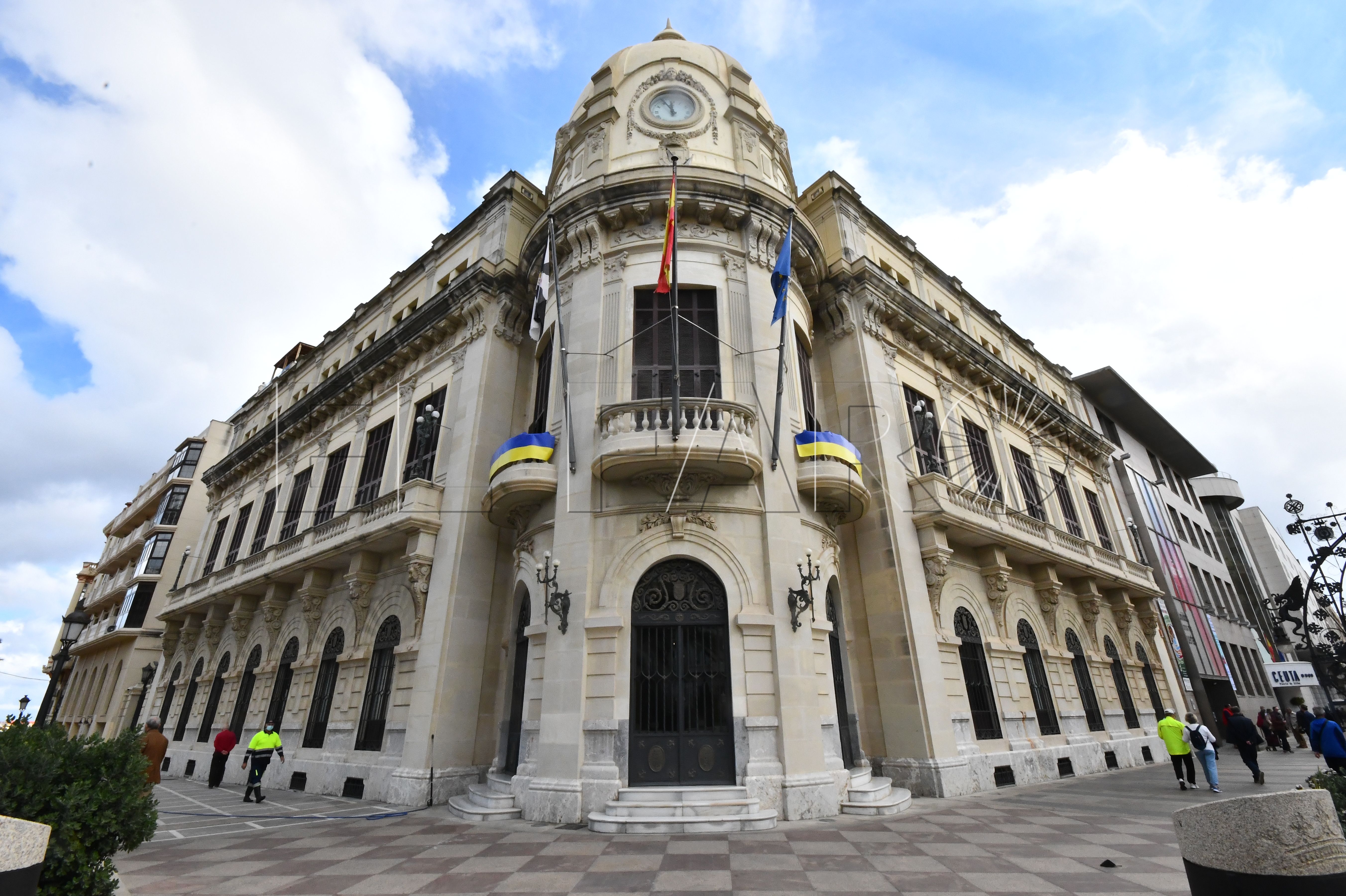 ayuntamiento-edificio-bandera-ucrania