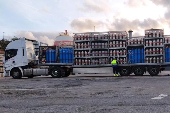 camion puerto bombonas butano cepsa