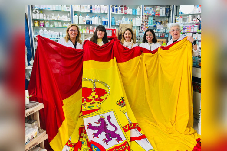 farmacia-pinta-pone-salvo-bandera-espana