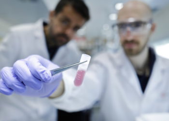 investigadores-laboratorio-ciencia