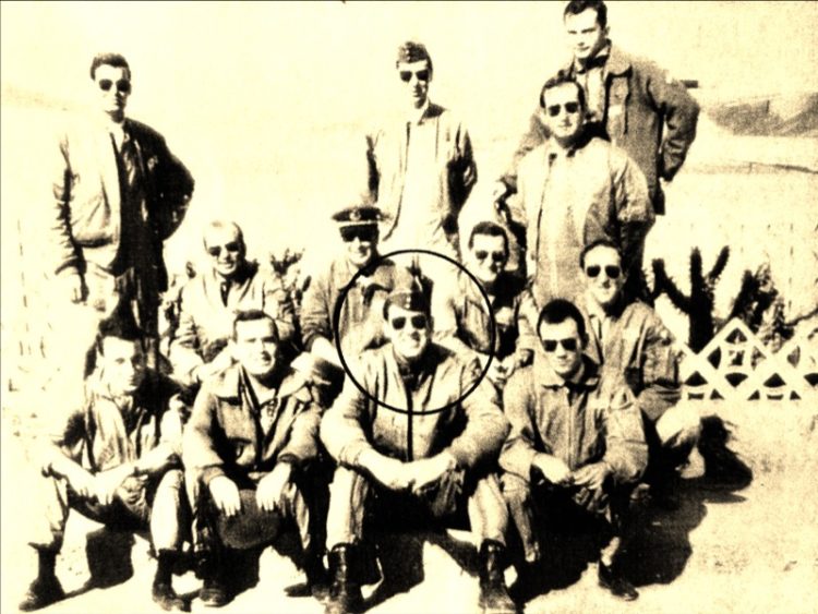 Un círculo señala al entonces capitán Juan Federico Casteleiro con un grupo de pilotos en Ifni.