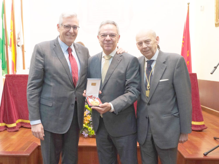 salomon-hachuel-medalla-ateneo-sevilla-operacion-buena-gente-001