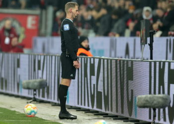 Leverkusen (Germany), 25/01/2023.- Referee Timo Gerach looks at the VAR screen during the German Bundesliga soccer match between Bayer 04 Leverkusen and VfL Bochum in Bochum, Germany, 25 January 2023. (Alemania) EFE/EPA/FRIEDEMANN VOGEL (ATTENTION: The DFL regulations prohibit any use of photographs as image sequences and/or quasi-video.)