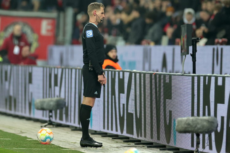 Leverkusen (Germany), 25/01/2023.- Referee Timo Gerach looks at the VAR screen during the German Bundesliga soccer match between Bayer 04 Leverkusen and VfL Bochum in Bochum, Germany, 25 January 2023. (Alemania) EFE/EPA/FRIEDEMANN VOGEL (ATTENTION: The DFL regulations prohibit any use of photographs as image sequences and/or quasi-video.)