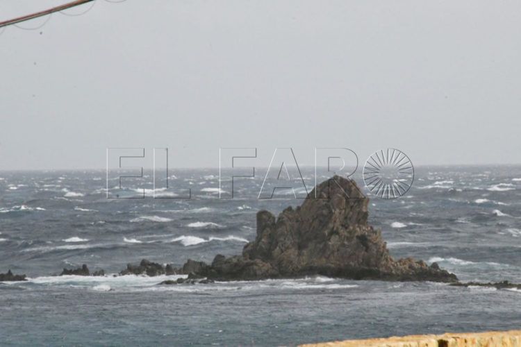 Temporal-levante-cancelaciones-barcos-Ceuta-007