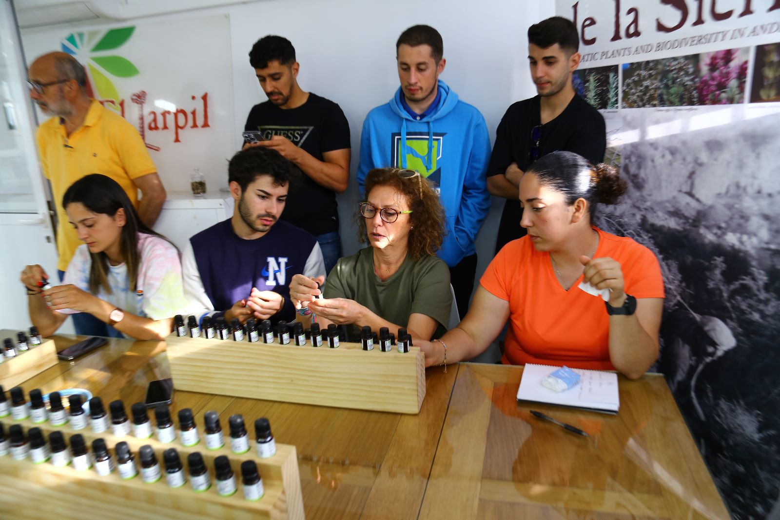 alumnos-clara-campoamor-taller-plantas-aromaticas-2