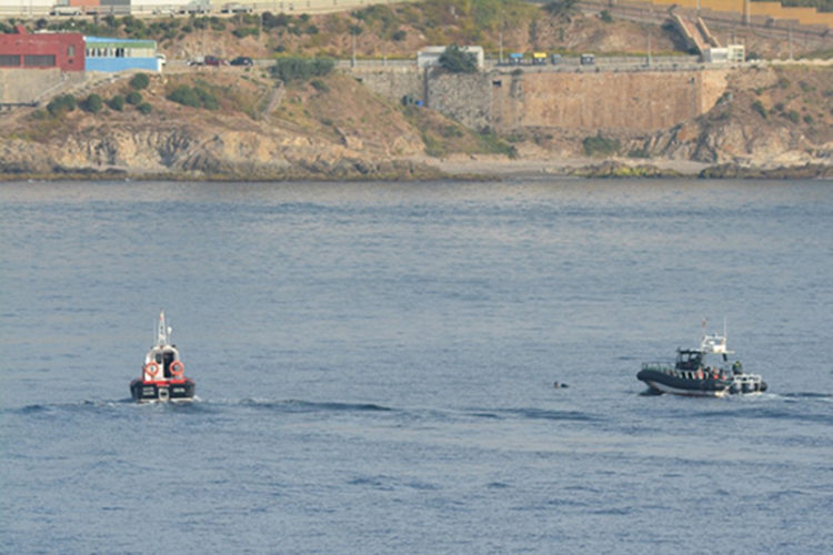 buque-ysabel-armada-guardia-civil-rescatan-naufrago-1