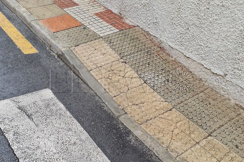 caidas-losas-resbaladizas-hielo-pierna-goma