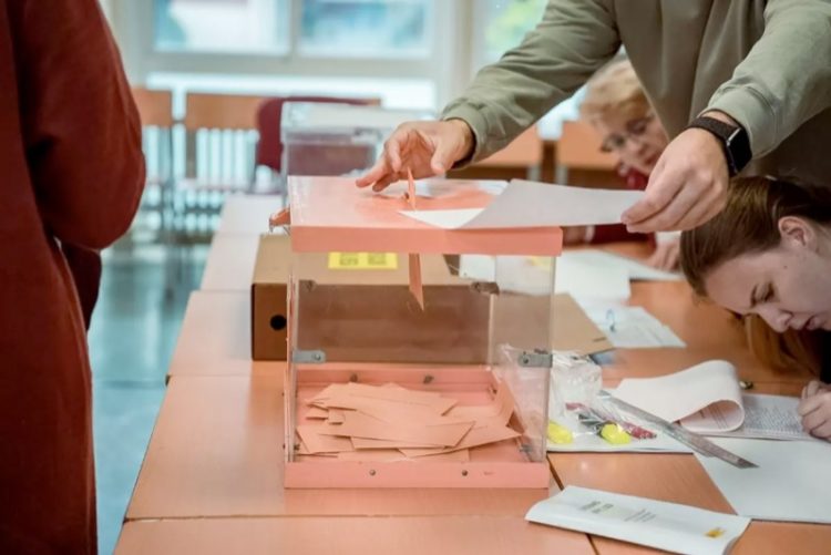 fumarola-voto-elecciones-001