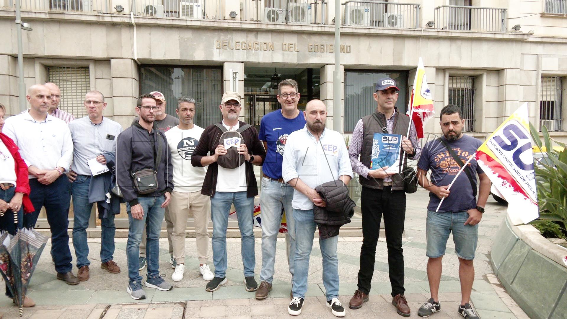 concentracion-policias-nacionales-guardias-civiles-delegacion-gobierno