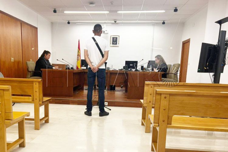 condenado-clavar-destornillador-cuello-brazo-hermano-001