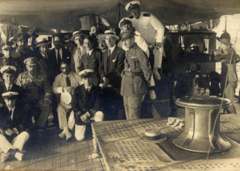 Sentado con uniforme Affonso Dornellas y de pie con canotier en el centro, Manuel Olivencia. Barco portugués que trajo en 1923 a la Comisión portuguesa.
Costa Salas, Fotógrafo.