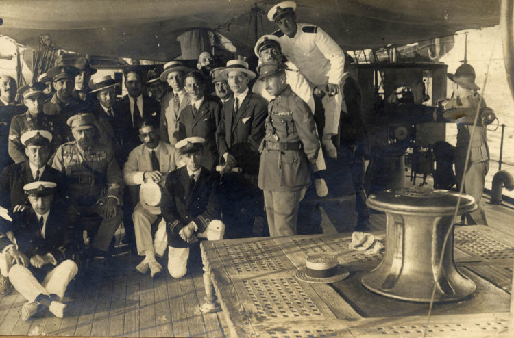 Sentado con uniforme Affonso Dornellas y de pie con canotier en el centro, Manuel Olivencia. Barco portugués que trajo en 1923 a la Comisión portuguesa.
Costa Salas, Fotógrafo.