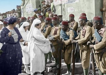 Recibimiento de la llegada a Ceuta procedentes de Melilla del Sargento Hossain y sus compañeros por parte de la esposa del Comandante General a la cabeza de las damas de Cruz Roja