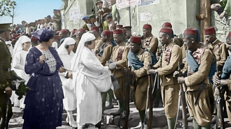 Recibimiento de la llegada a Ceuta procedentes de Melilla del Sargento Hossain y sus compañeros por parte de la esposa del Comandante General a la cabeza de las damas de Cruz Roja