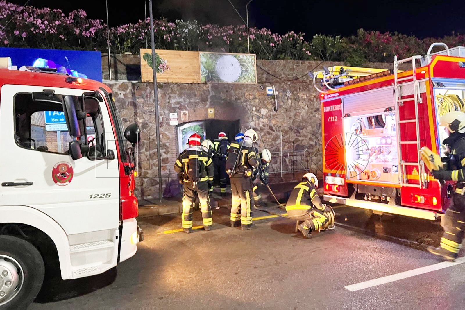 bomberos-incendio-botanico-copas-poblado-marinero