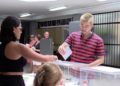 calor-ceuties-acuden-votar-altas-temperaturas-elecciones-generales-23j-016