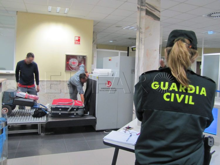 guardia-civil-control-puerto-embarque-pasajeros