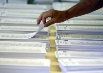 A man picks up his ballot before voting in Catalonia's regional parliamentary election in Barcelona, Spain, September 27, 2015. Separatists parties are expected to win control of Catalonia's parliament in an election on Sunday, setting the region on course for a unilateral declaration of independence from Spain, which the central government says is imposible. REUTERS/Sergio Perez