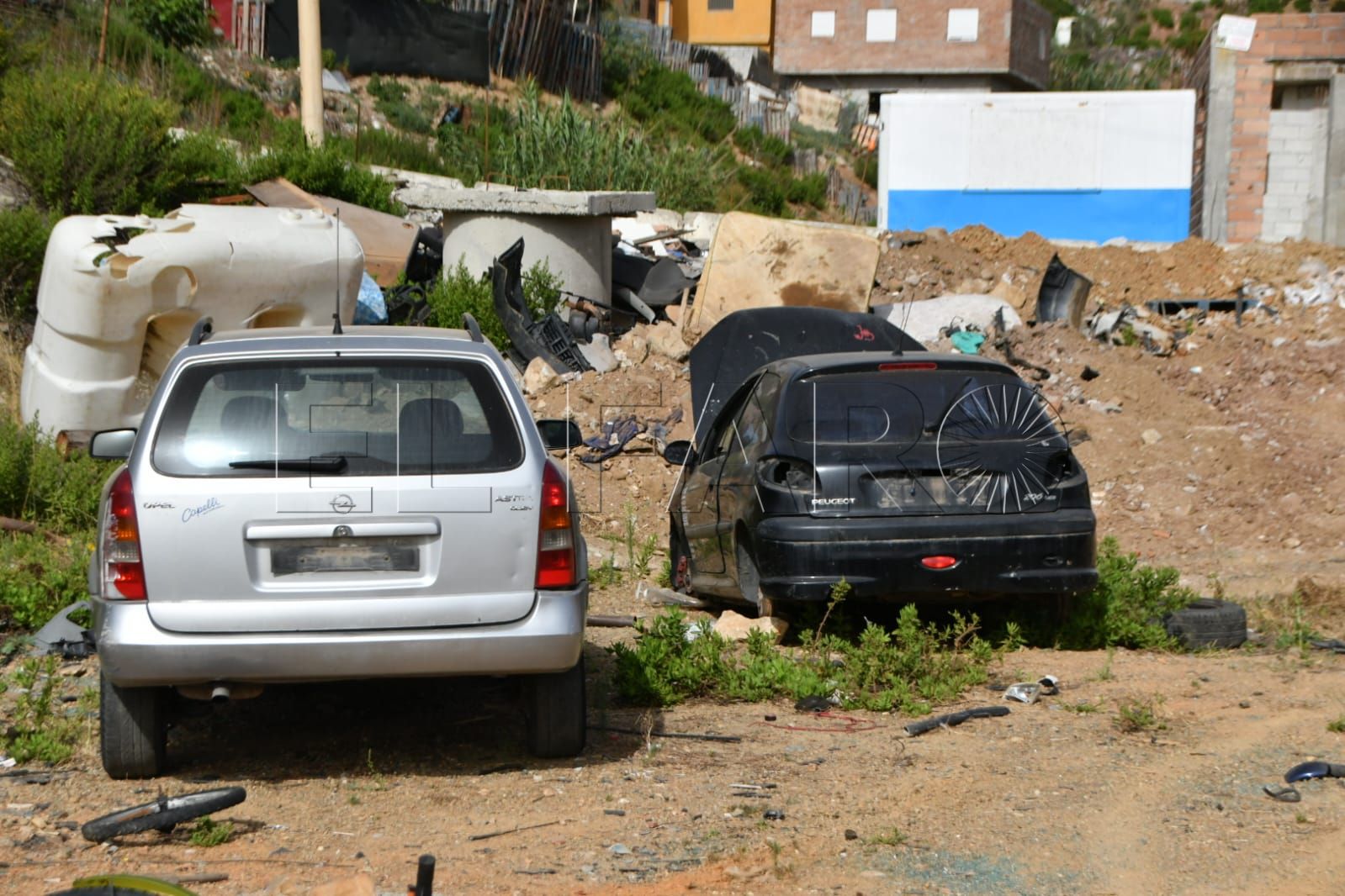 residuos-coches-abandonados-bicicletas-arcos-quebrados-1