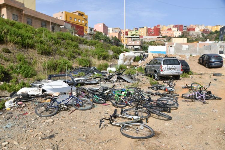 residuos-coches-abandonados-bicicletas-arcos-quebrados-10