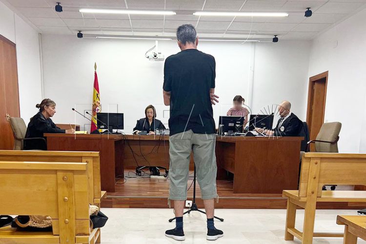 se-enfrenta-prision-golpear-piedra-hombre