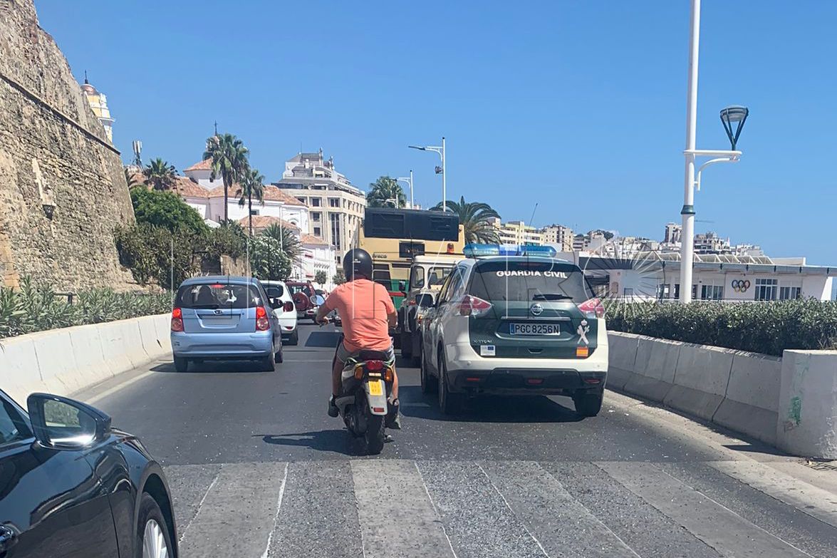 accidente-autobus-avenida-martinez-catena-guardia-civil