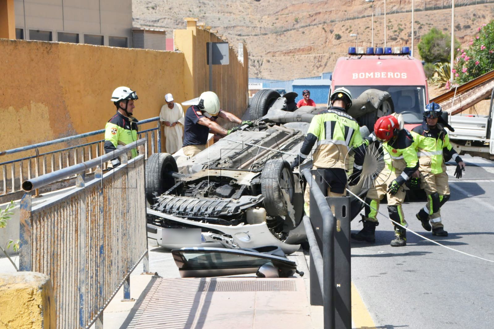 bomberos-accidente-principe-felipe-coche-volcado