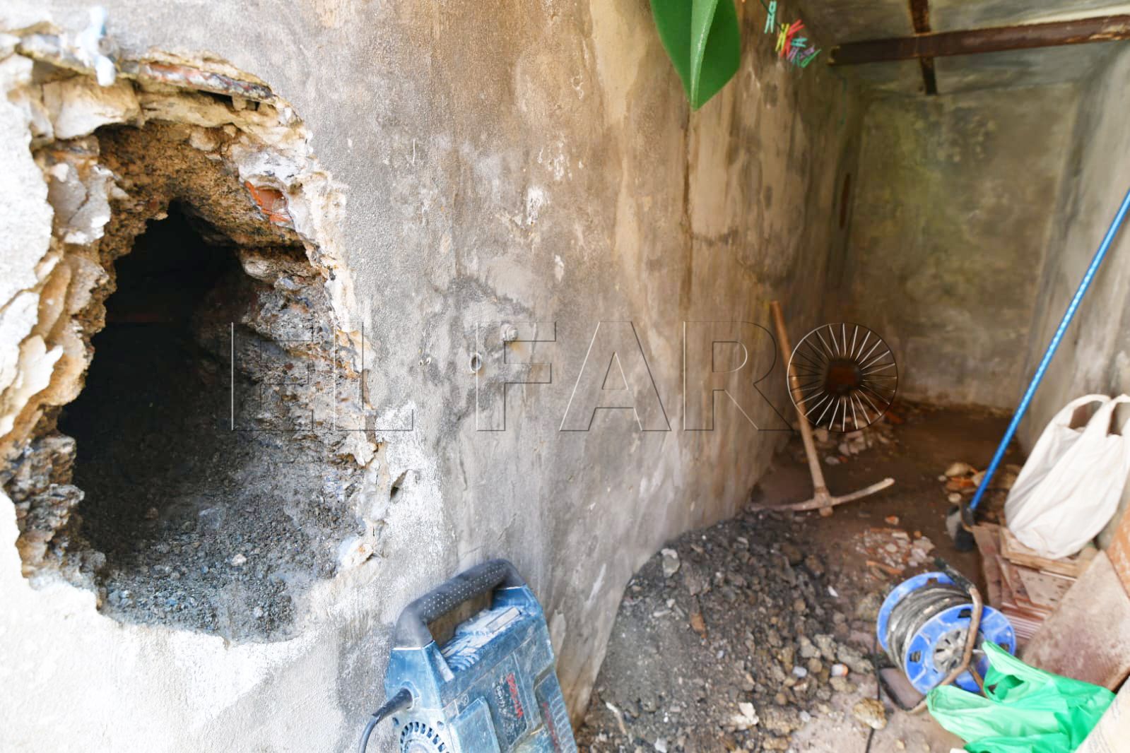 filtraciones-tubo-aguas-fecales-casas-calle-bentolila-2