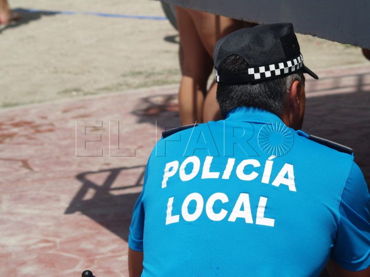 agente-policia-local-espaldas