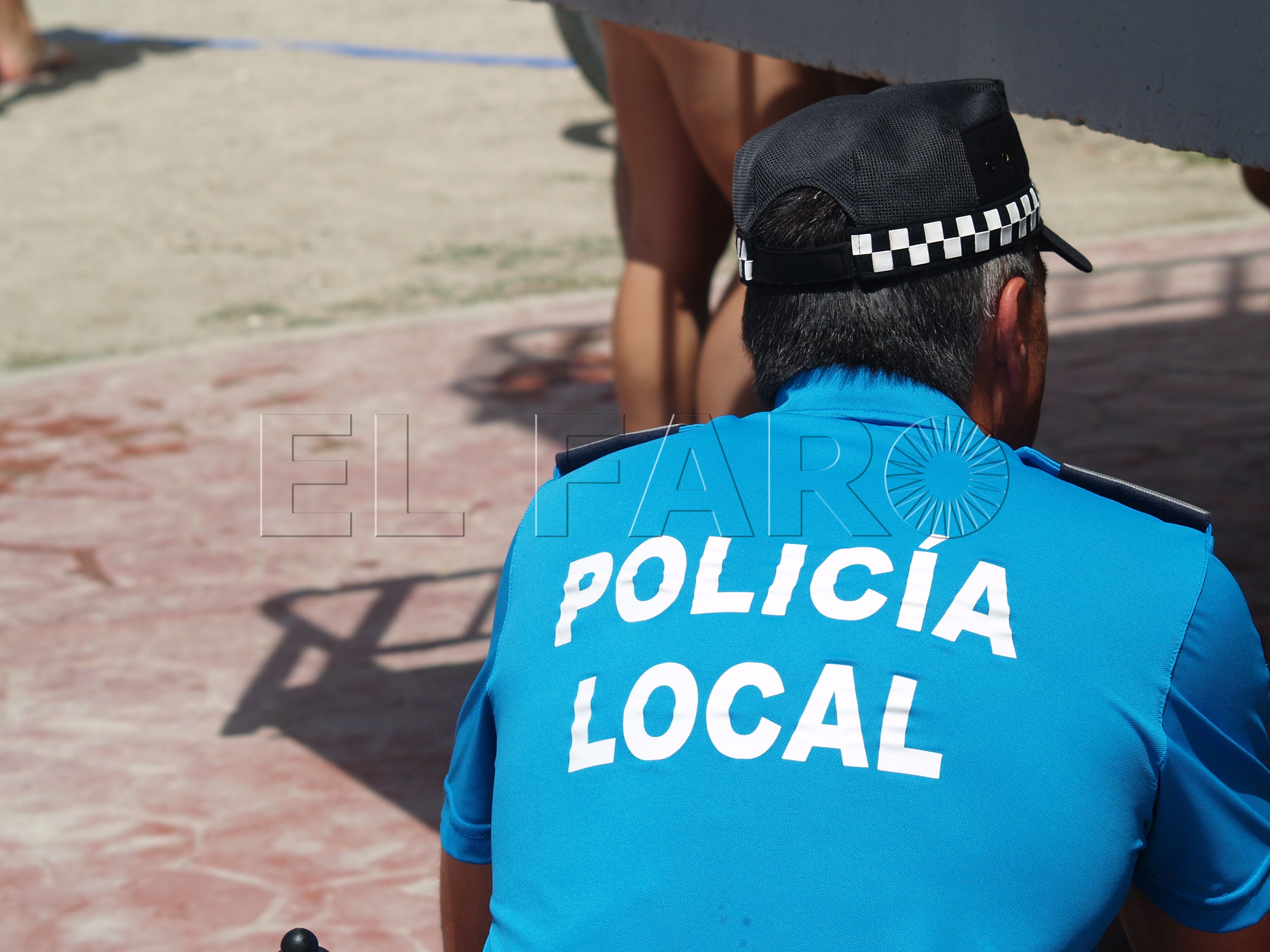 agente-policia-local-espaldas
