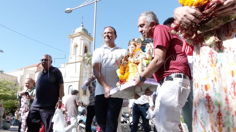 comunidad-hindu-bienvenida-ganesh-festividad