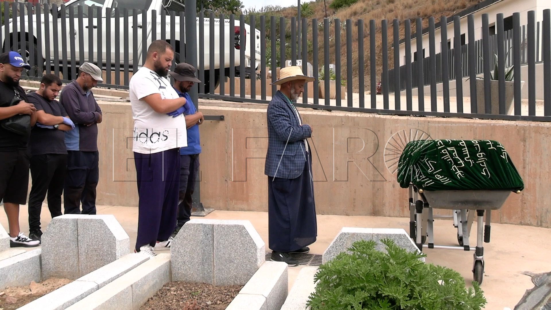 entierro-inmigrante-recinto-cementerio-sidi-embarek-2