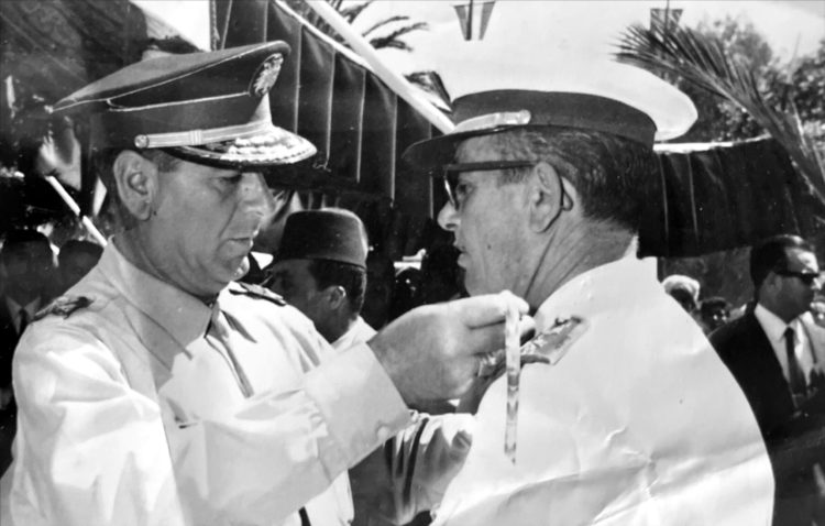 gobernador-general-ifni-imponiendo-comandante-juan-pelaez-nunez-condecoracion-orden-africa