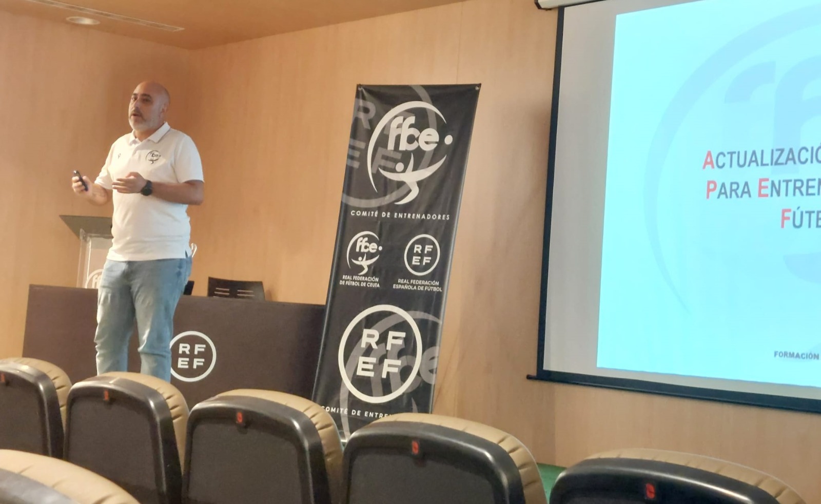 jornada-formacion-entrenadores-federacion-futbol-1