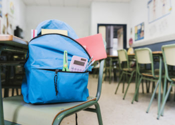 mochila-escolar-utiles-silla
