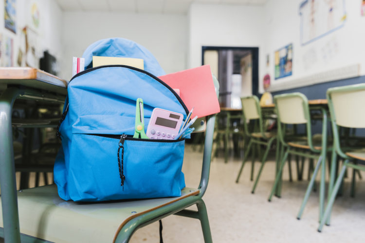 mochila-escolar-utiles-silla